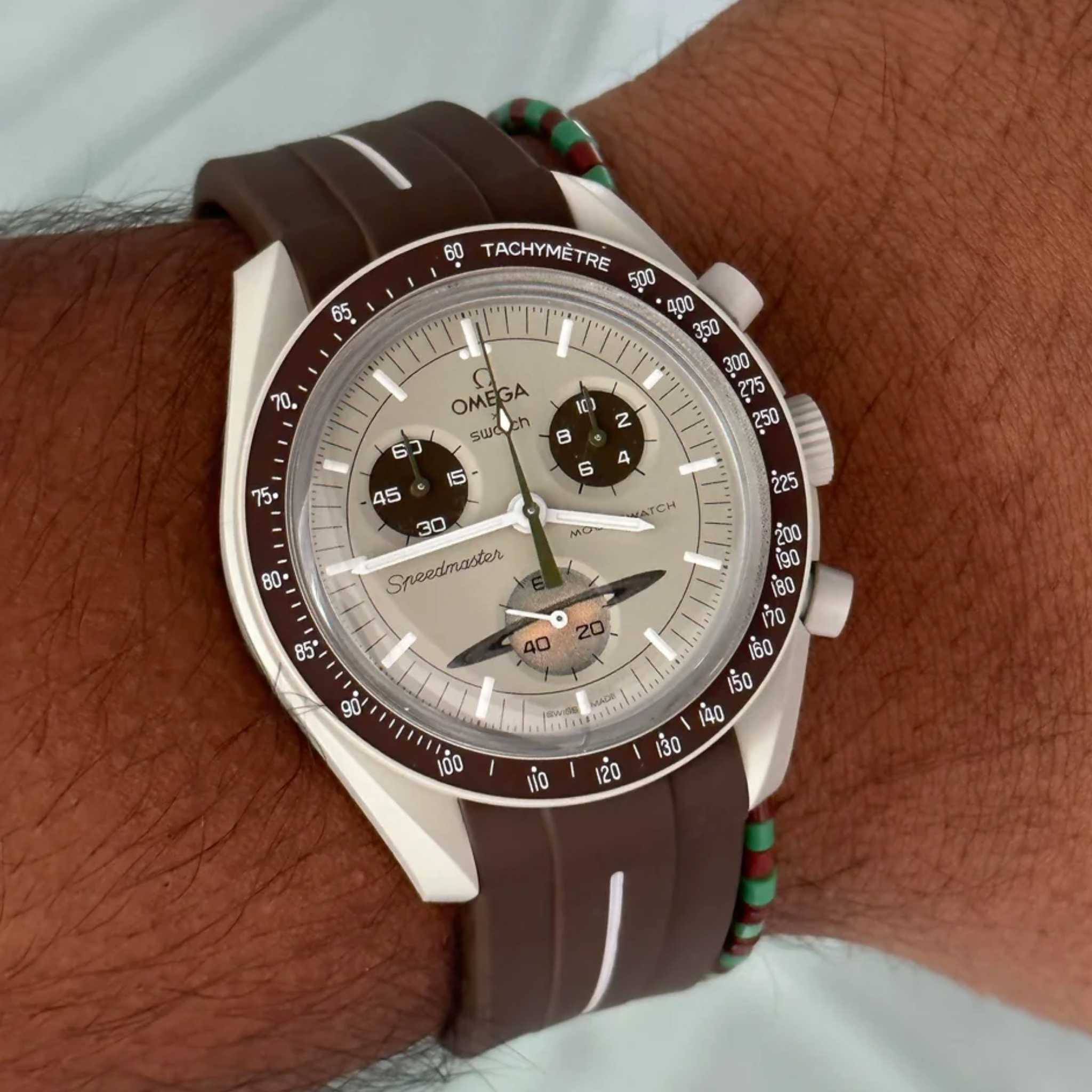 Kautschukarmband – Für Mission to Saturn | Omega X Swatch | MoonSwatch – Braun mit Weißer Linie - Helvetus DE